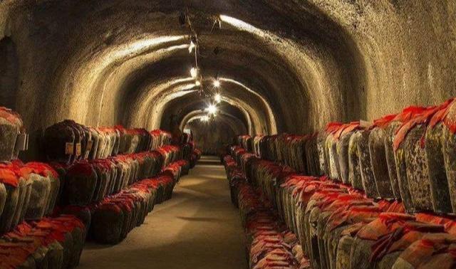 算起来,汾酒也可以说是中国最早"国酒",早在南北朝时期,汾酒就已经