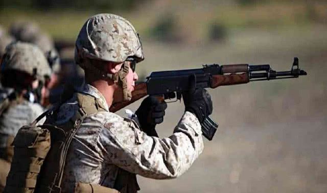 美军突击兵有12个弹匣,解放军仅有5个,子弹打完了怎么办?