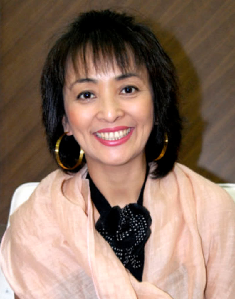 55岁李勤勤和30岁儿子近照,儿子不像混血儿,她越来越欧美了