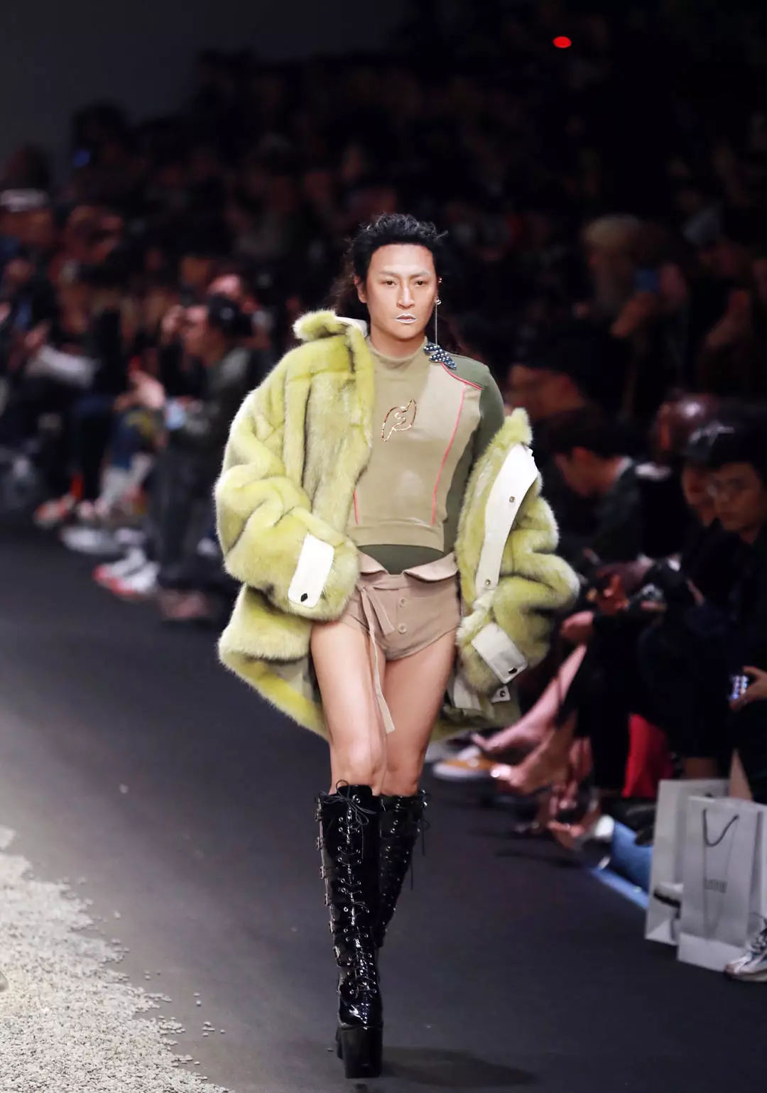 陈志朋穿着另类走秀穿高跟鞋险摔倒,他的反应比奚梦瑶高级多了