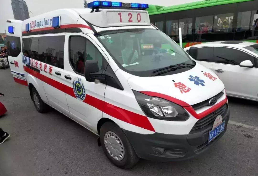 南阳卧龙大桥一男子落水命悬一线路人化身超人紧急救援