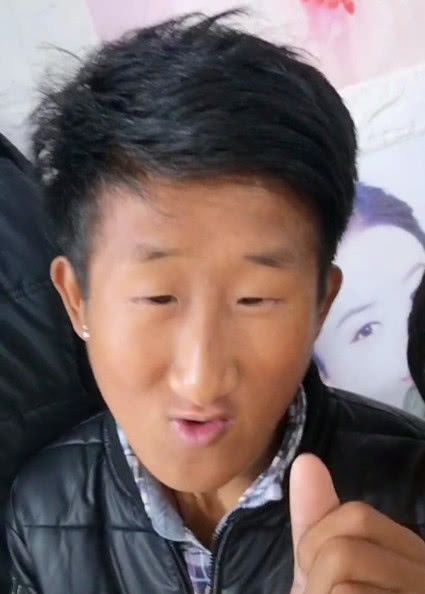 "紧凑哥"晒照炫新女友,颜值逆天不输莉哥,网友:实名羡慕!