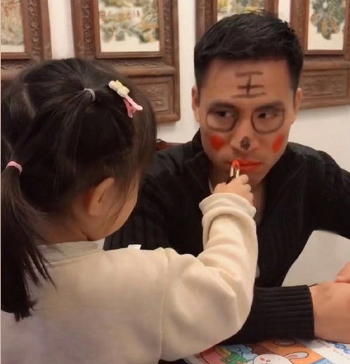 女儿给爸爸化妆画成大花脸,只用一个吻就让爸爸释怀,这就是父爱