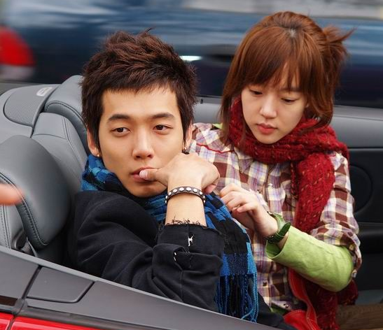 徐智英在剧中饰演了姜敏珠,也是一个很著名的女星,和恩彩是同学也是