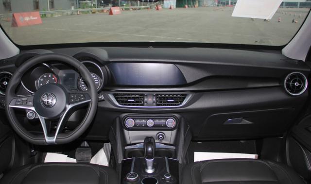 不懂国人的suv中控大屏已成趋势它们还停留在诺基亚时代