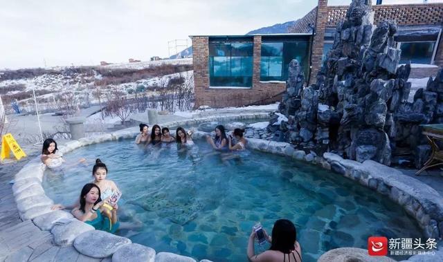 新疆昌吉五彩湾古海温泉66个汤池吸引了全国各地的游客