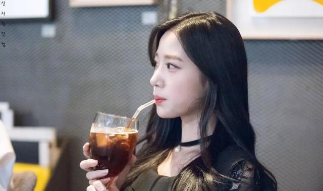 申知原可以说是个神奇的存在了,事实证明,只有颜值,而实力不高的话