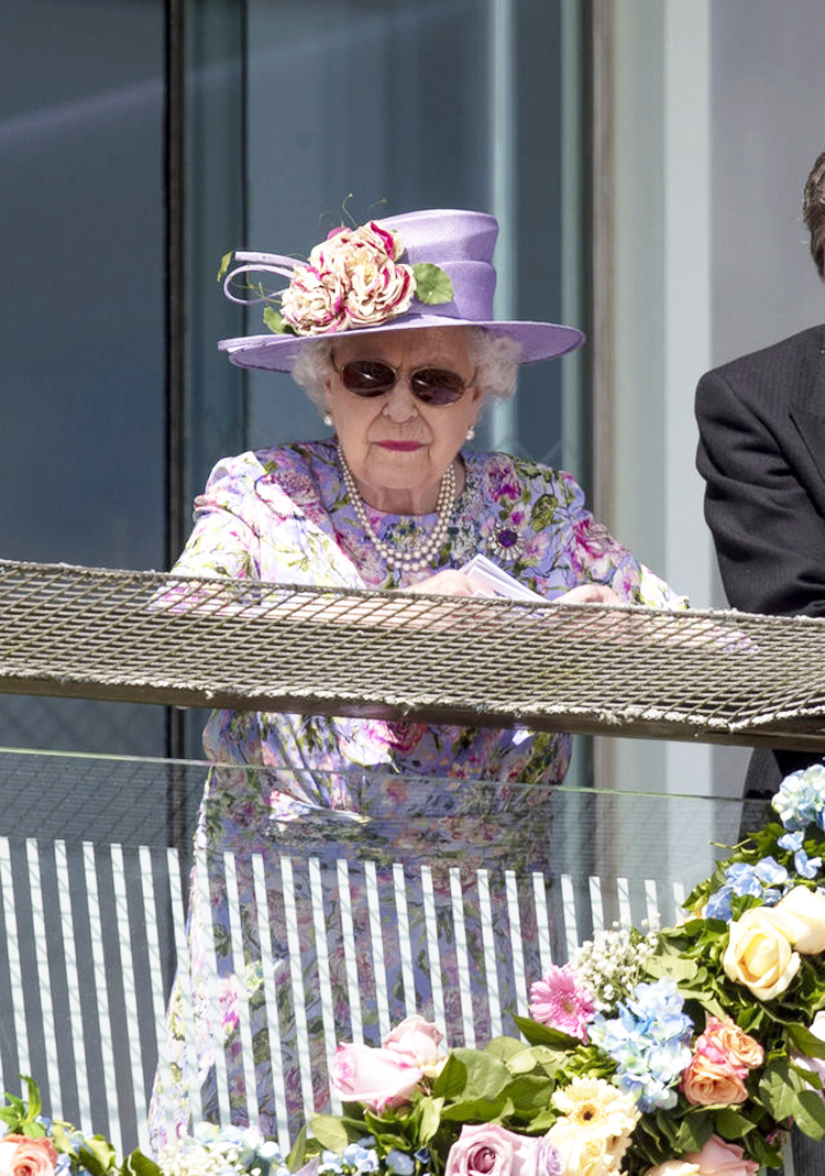 敢穿,五颜六色都穿成一道彩虹|伊丽莎白二世|女王|英国女王_新浪新闻