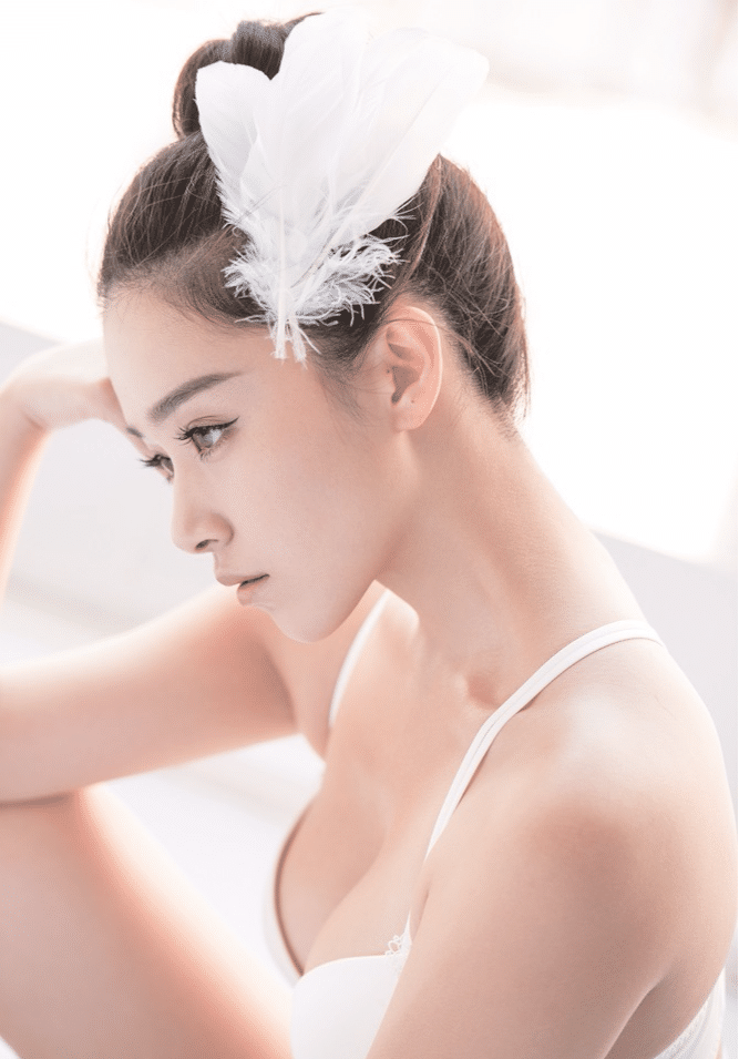 阚清子登男人装杂志豪放又清纯这个地方比身材更吸引人