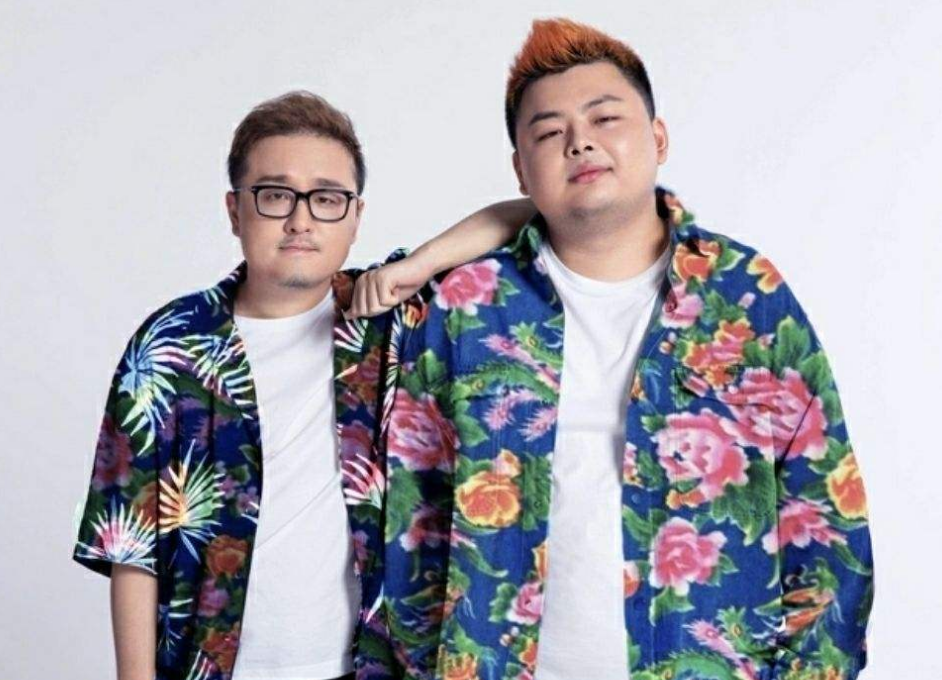 西卡在直播的时候发现了这条微博,并且念了起来"上个跟俱乐部跳的人在