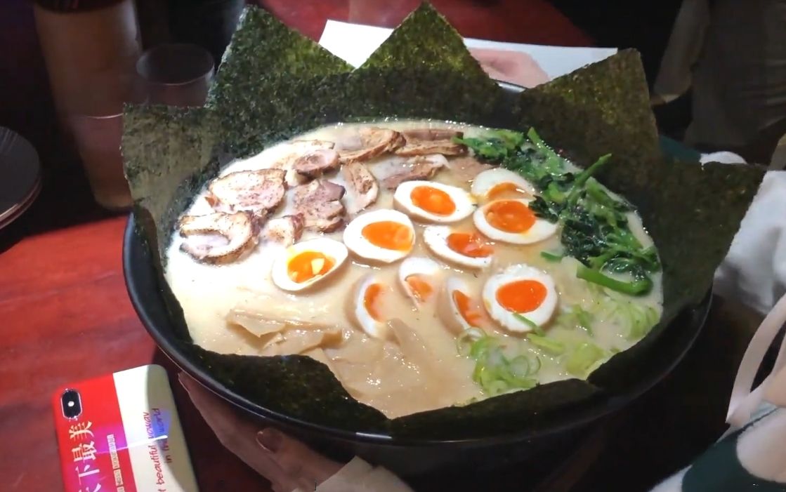 大胃王挑战脸盆一样大的拉面看到她喝汤的方式原来是早有准备