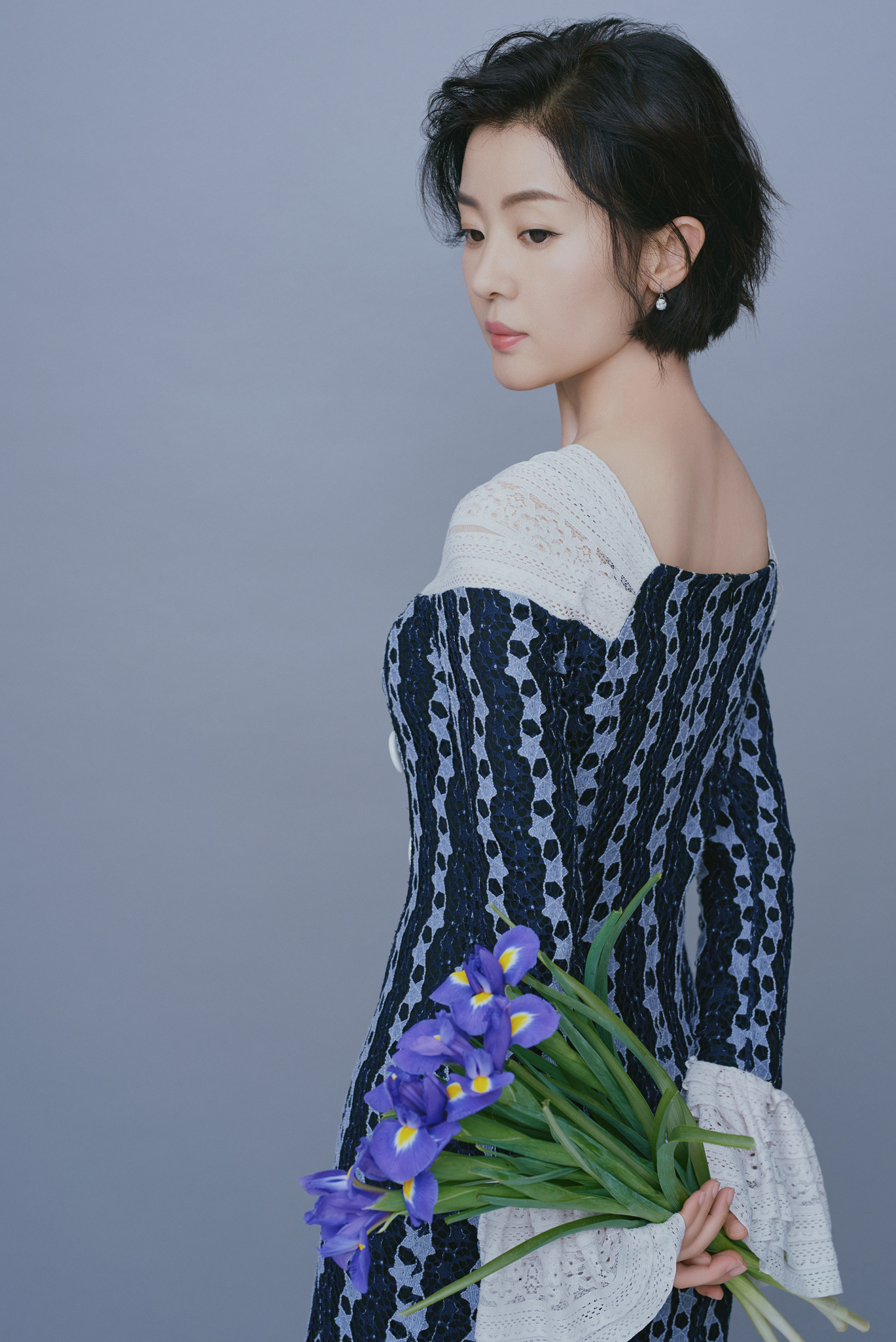 贾雨萌曝清韵写真 安静淡然气质如诗