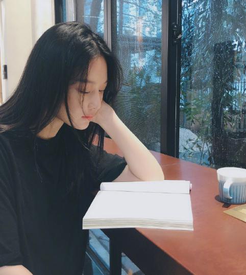 看着张馨予一本正经看书的模样还是那么美,时而托腮时而自拍,如果不看
