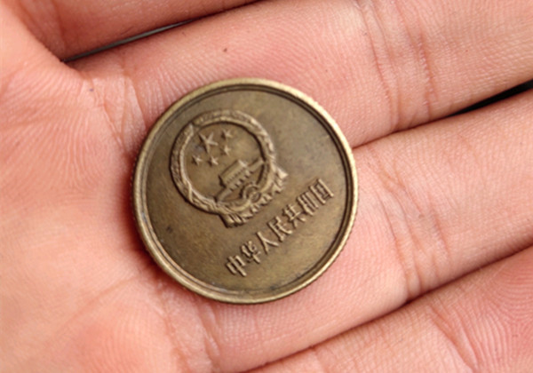 刘爷爷有一枚硬币要去银行卖高价大堂经理门在那边