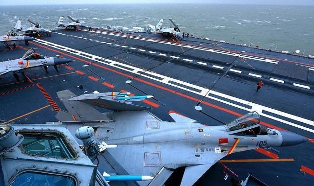 岸上礼炮齐鸣,国产航母回家了!甲板透露了一个重要信息