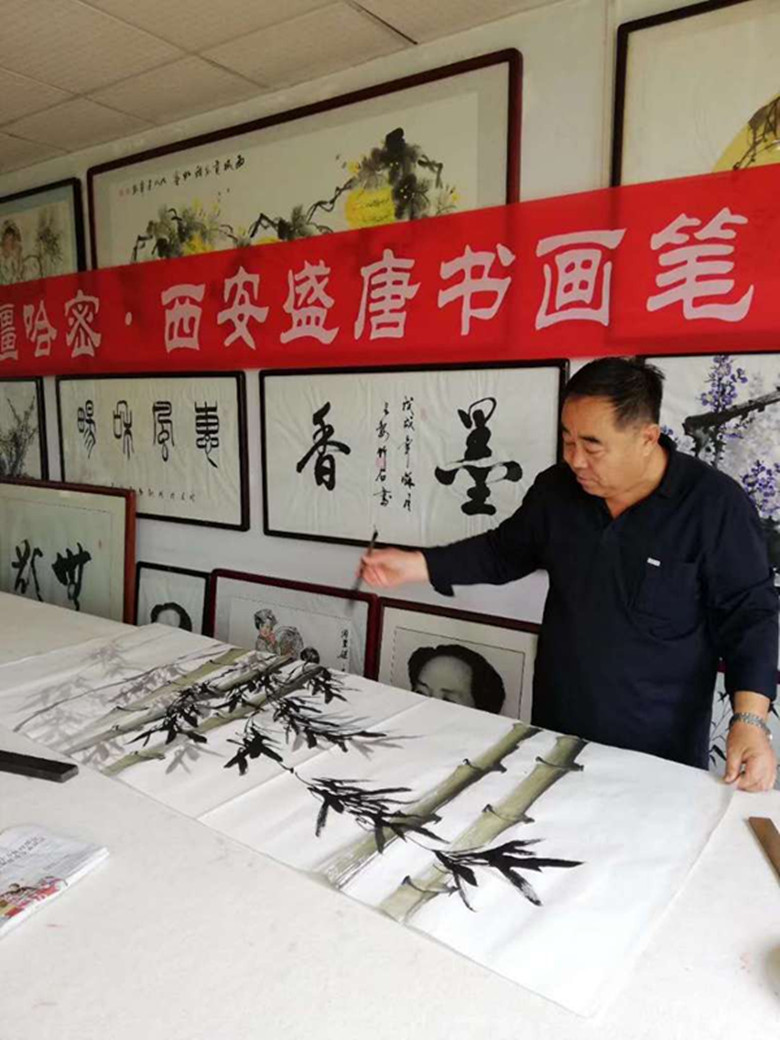 哈密画家金勇现场创作竹画.