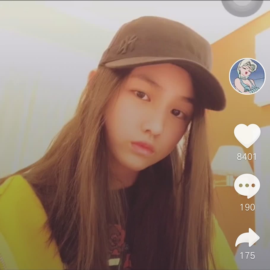 汪峰女儿小苹果晒自拍,网友直呼化妆的她不像14岁!