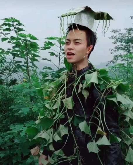 抖音"红薯哥"走红,用红薯藤做龙袍,网友:这是朕的红薯地