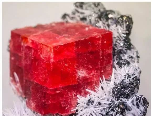 图为阿根廷的国石纯菱锰矿,其中含有很多稀有元素,且