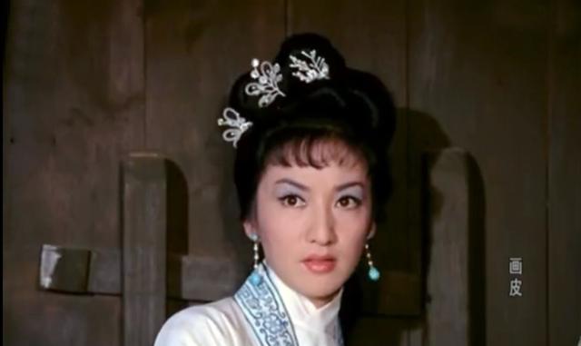 出生名门家世显赫,她出道爆红,父亲却终生不肯看她的戏