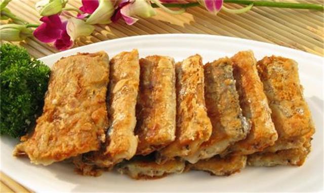 煎刀鱼时别直接下锅,教你一招,保证做出来的鱼肉完整还好吃