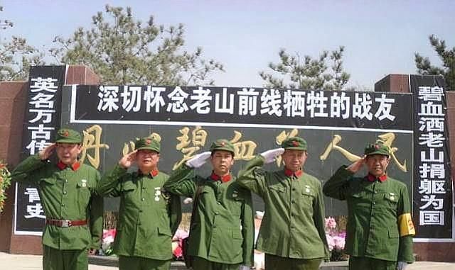 中越战争回顾:图6当年参战老兵祭拜战友,敬军礼依旧气势十足!