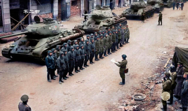 二战上色老照片斯大林格勒战役中庆祝的苏军柏林城破一片狼藉