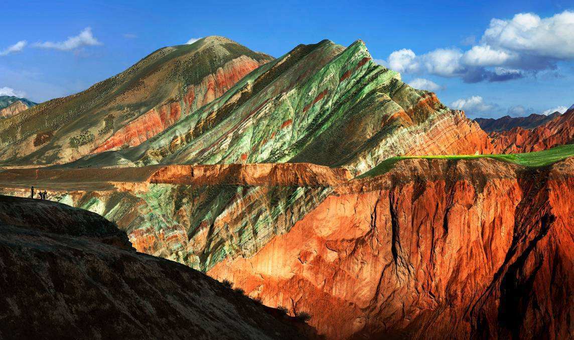 红色山崖,怪石嶙峋,库车神秘大峡谷