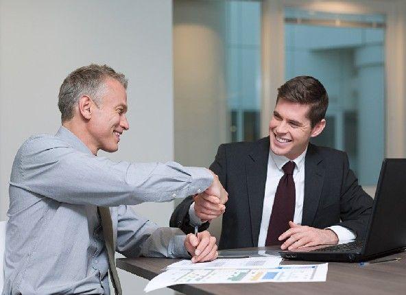 而讨好领导与否,则先审视你的环境,你的环境需要你主动去讨好你的上司