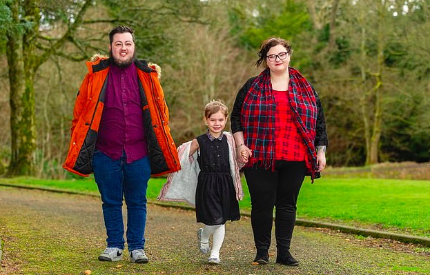 父母都是变性人如今5岁儿子也变性网友是父母诱骗了孩子