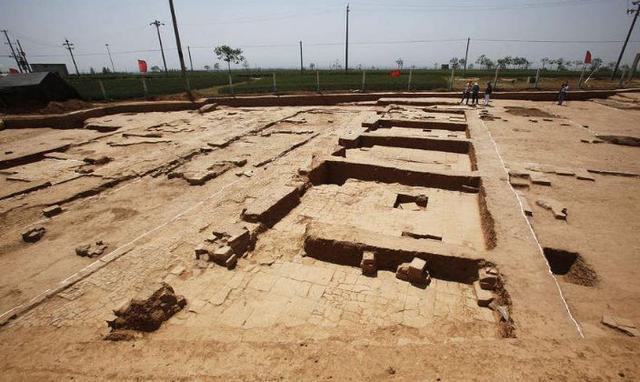 火烧沟出土一只陶鼎, 上面有三只奇怪动物, 专家研究后满脸兴奋