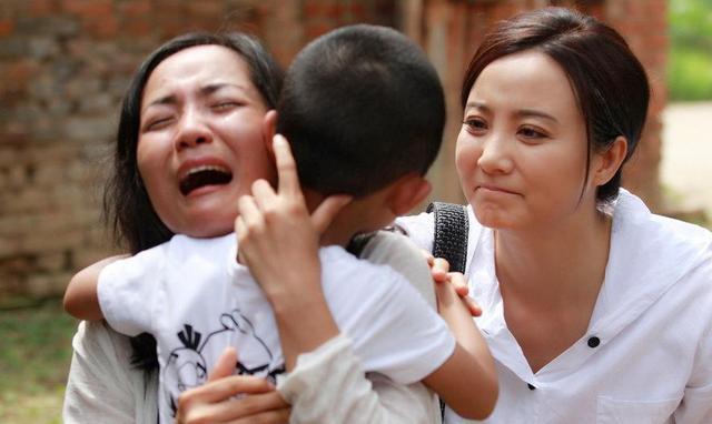 人贩子当众抱娃反咬孩子妈是人贩子看宝妈如何机智反转