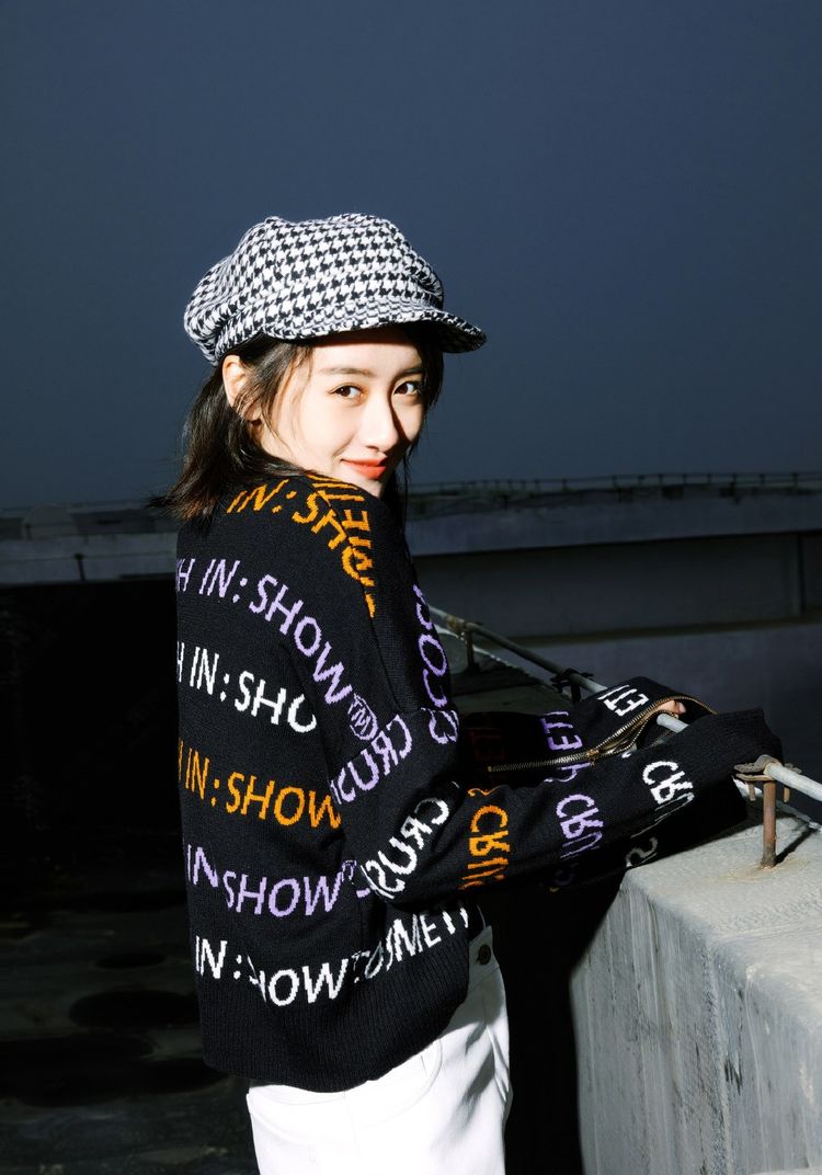 袁冰妍拼接格纹大衣裹到小腿,放大一看网友直呼:"狼牙棒"鞋