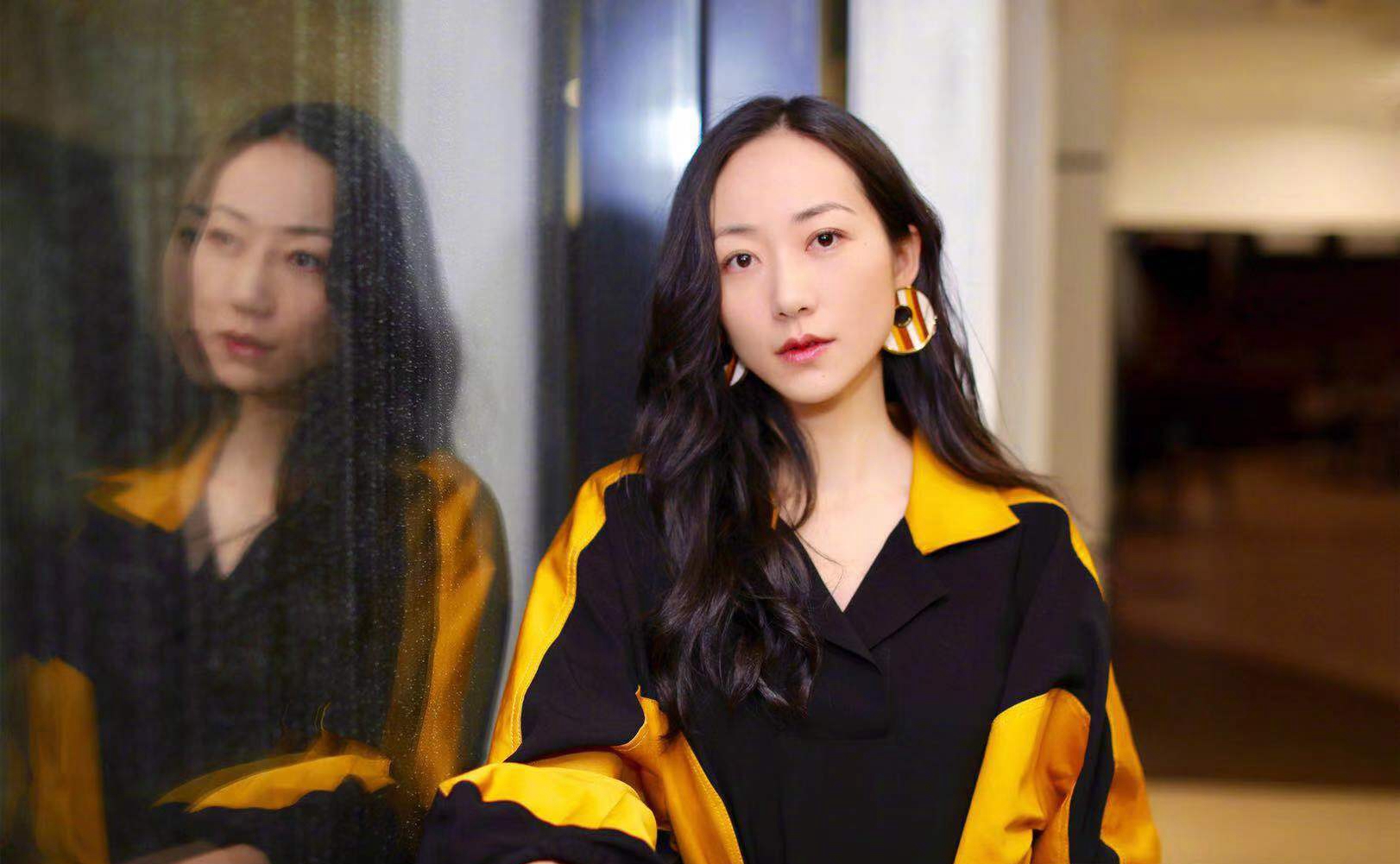 韩雪这气质无敌了,一身拼色长裙启程米兰时装周,美得高级!