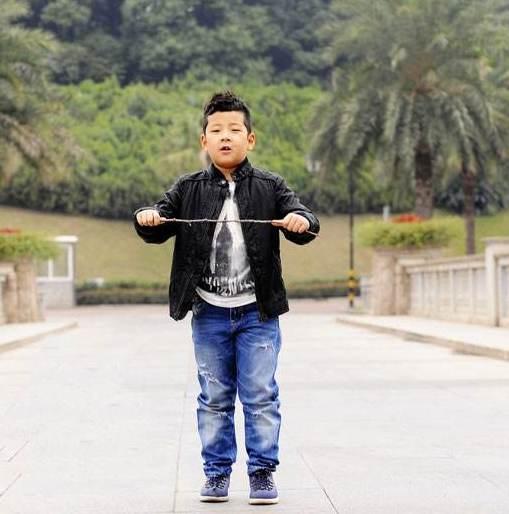 12岁郭子睿白衬衫配牛仔裤,显小男子气概,妹妹呆萌可爱更讨喜