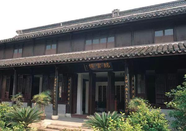 余姚,山如碧浪翻江去,水似青天照眼明