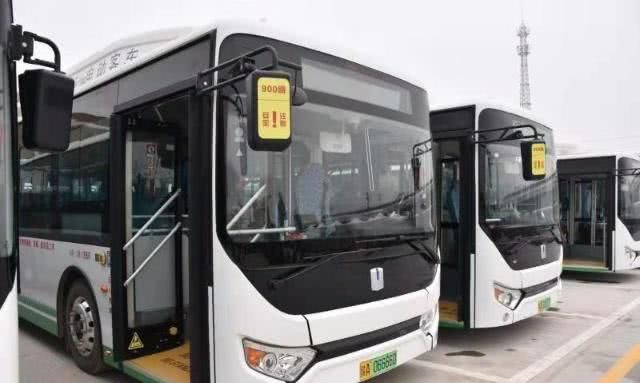 路线,工作人员告诉我们,12月1日投入市场的有100辆车,已经投放在900路