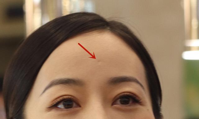 尤其是在视觉中国的镜头下,韩雪额头正中的小坑清晰可见,有点类似天眼