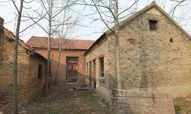 农村地区,国家实施了非原生境扶贫和搬迁等政策,农民从旧房搬到了新房