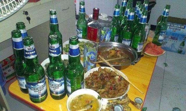 喝啤酒时有个小窍门,连老公也不知道,发现后女孩子也能轻松打开