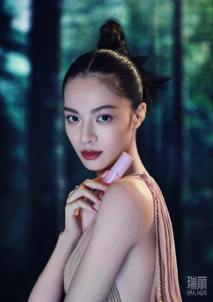 钟楚曦拍摄时尚大片 微露美人骨五官明艳