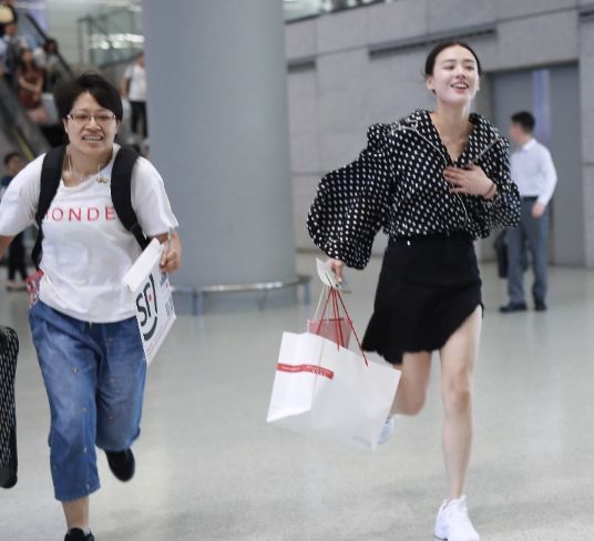 马思纯机场飞奔完全不顾胖助理的感受脸色通红不敢放慢脚步