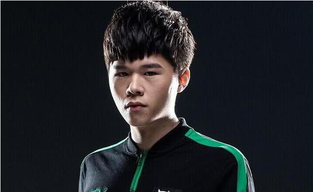 毒纪户外直播偶遇寒夜,迎面而过,网友立刻问:毒纪不去单杀吗?