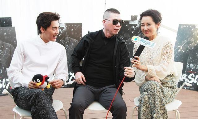 48岁许晴为何无人敢娶?与冯小刚的姿势太直接说明了一切!
