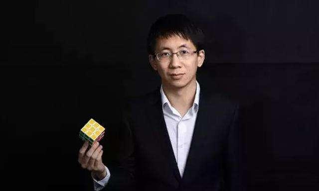 在大学毕业之后,张一鸣进入一家企业开始工作,凭借着他不断的努力很快