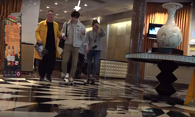 谢佳见就被台媒直击与一众好友进某ktv玩乐,其中包括他的小男友孙玮廷