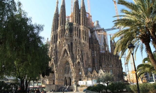 可能是圣家堂的建筑资金是依赖于个人捐款,所以工程进度的很慢,而后呢