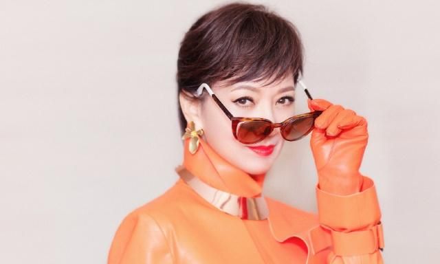 赵雅芝女企业家装走机场上衣满英文下装挂土豆丝