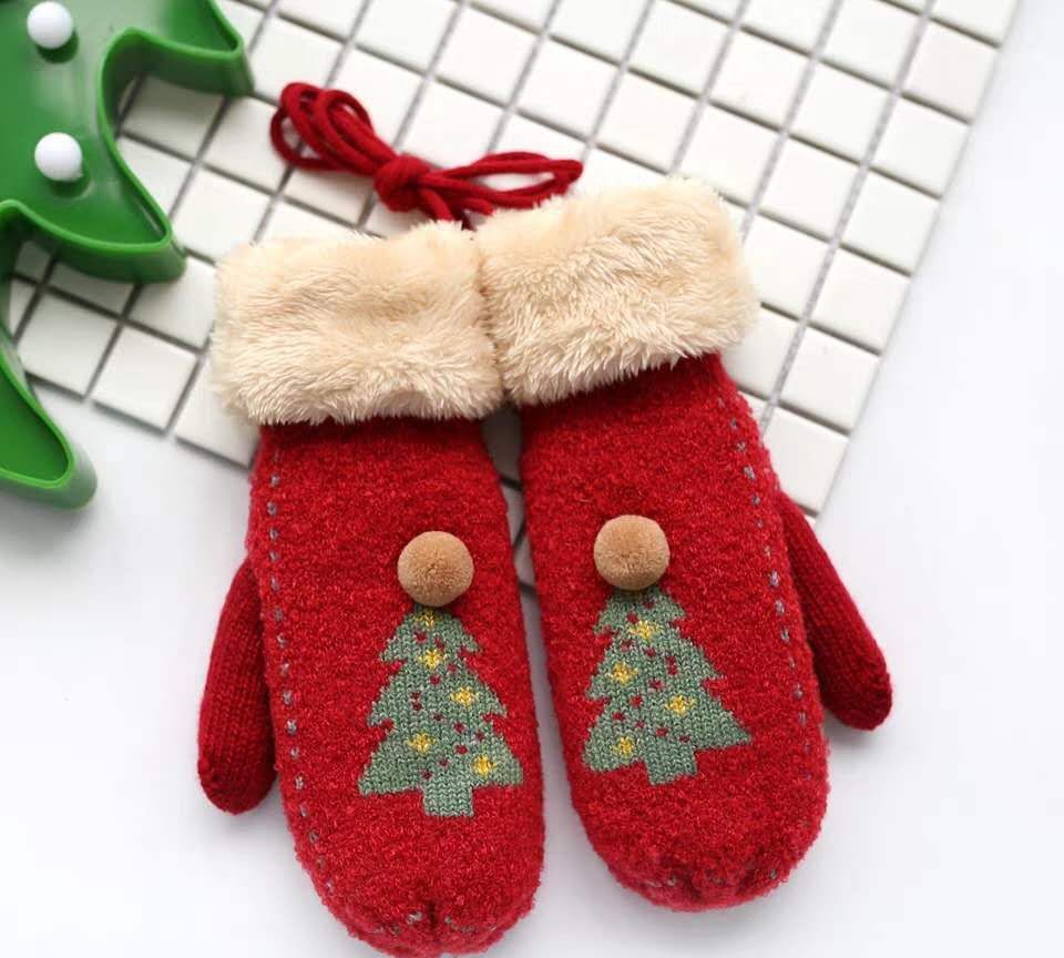 灰色的兔毛手套,和一个可爱的麋鹿结合,会有一种可爱又时候冬天圣诞节