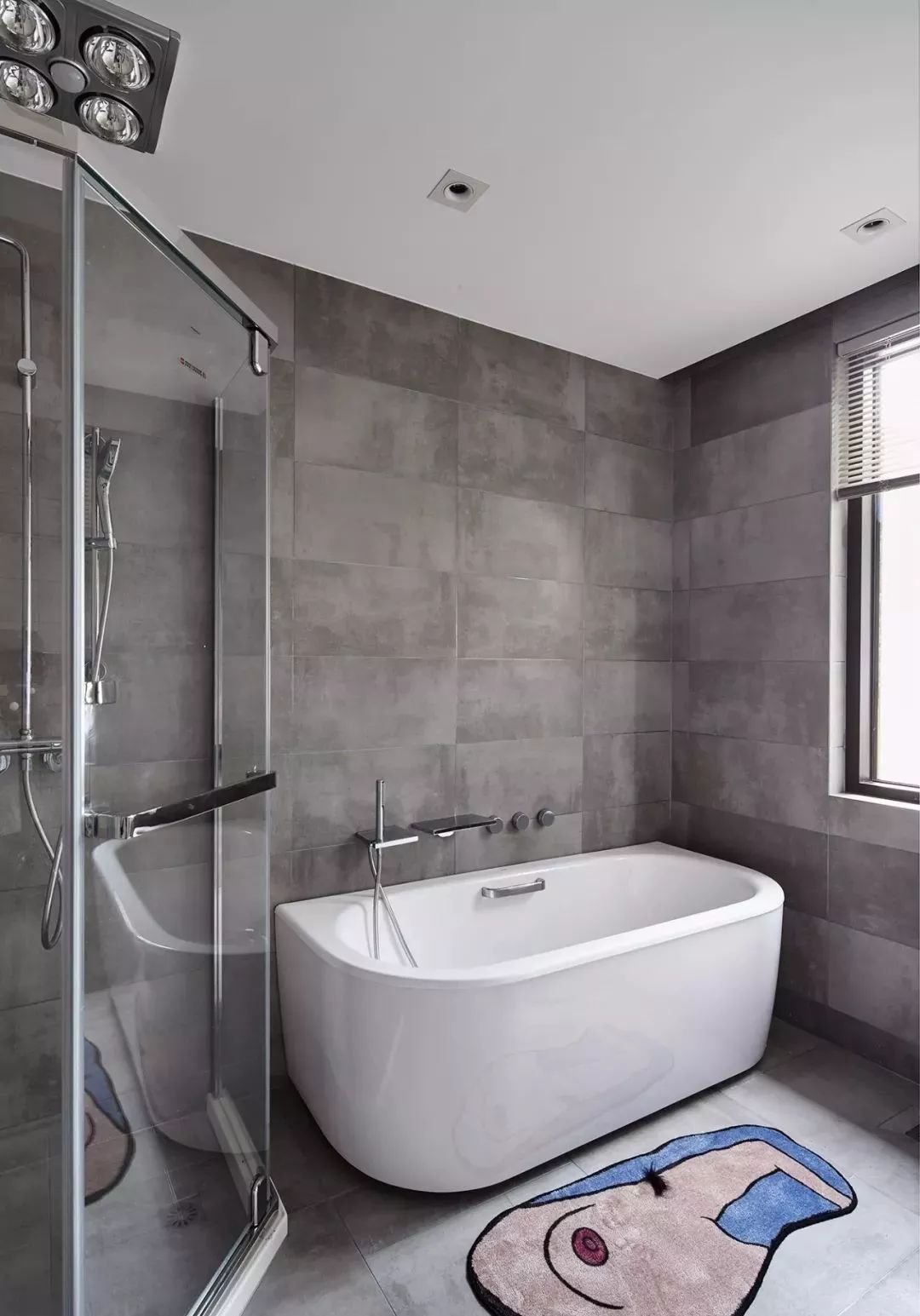 吊顶点缀金属吊灯,地板上墙营造温馨的睡眠氛围 ▲休闲区,借原本下沉